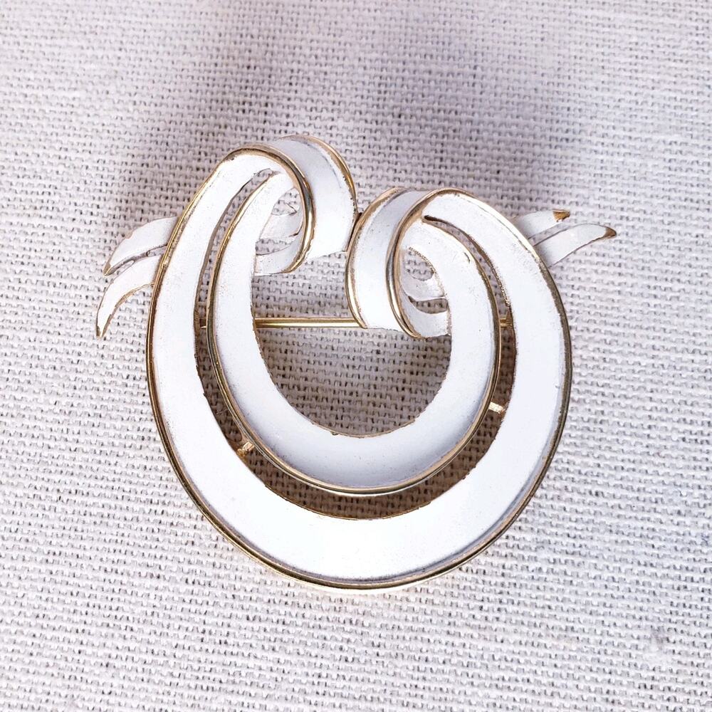 Vintage Crown Trifari White Enamel Gold Tone Swirl‎ Circular Brooch 1.5"